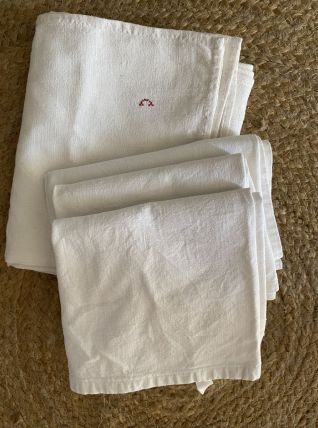 Lot de 4 torchons blancs anciens  et differents 