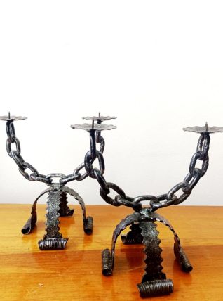 Paire de bougeoirs chaînes en fer forgé, Espagne 