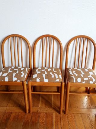 Trois chaises style vintage pin et tissu 
