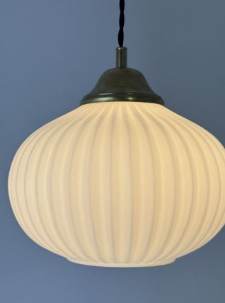 ANCIENNE SUSPENSION EN OPALINE CANNELEE VINTAGE