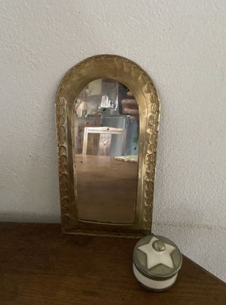 Miroir ethnique en laiton travaillé des annees 80.