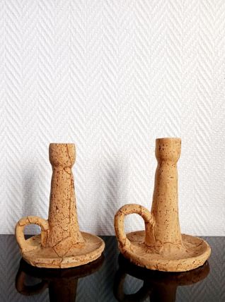 Paire de bougeoirs liège et terre-cuite. 
