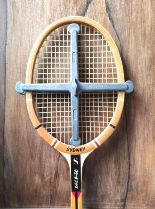 Ancienne raquette de tennis en bois Sydney (Robert Haillet) 