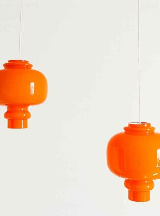 Paire de suspensions orange par Hans-Agne Jakobsson, 1960