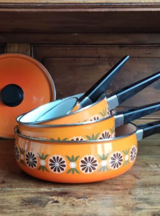 Lot de 3 casseroles et une sauteuse émaillée AUBECQ (années 