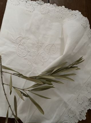 Taie d oreiller coton blanc broderies et monogramme.