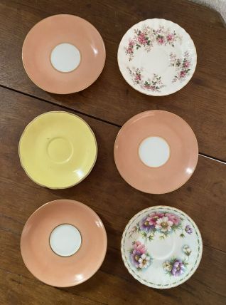 6 sous-tasses dépareillées et estampillées.