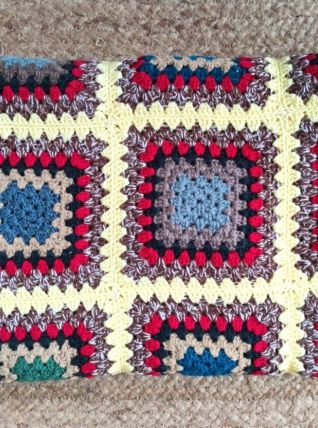 Couverture Granny crochetée à la main (135 x 100 cm) Années 