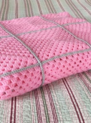 Couvre lit en laine crochetée (fait main) 240 x 180 cm