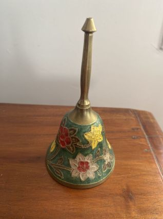 Cloche de table en laiton fleuri.
