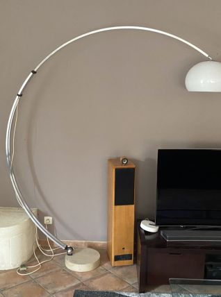  Lampadaire arc Guzzini. 1970. Italie. Pied en marbre.