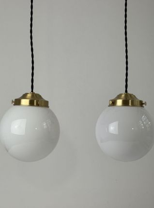 PAIRE D’ANCIENNES SUSPENSIONS EN OPALINE VINTAGE 13 CM