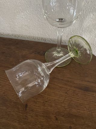 2 grands verres à pied  tulipe en cristal .