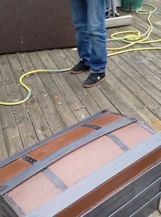 Ancien coffre, bombé, en bois restauré