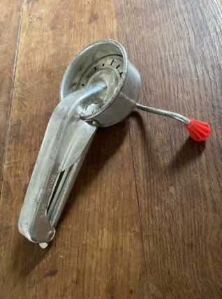 Petite moulinette vintage  Guillouard à Nantes