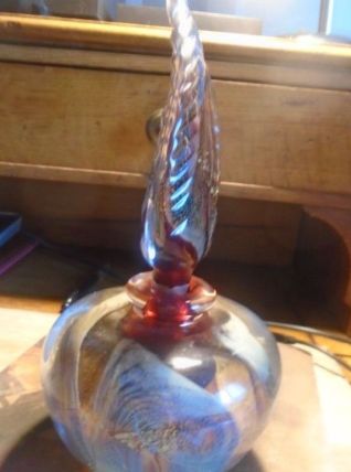 Flacon verre soufflé a inclusions signé marcel sabat