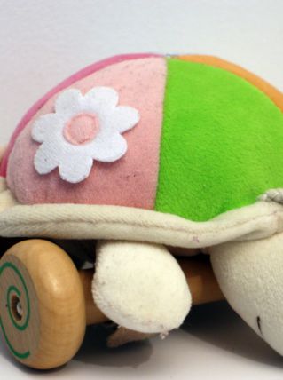 Peluche tortue à roulettes