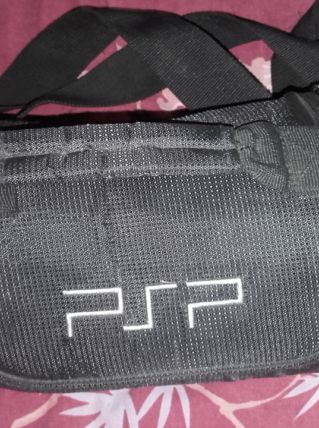 CONSOLE PSP AVEC SACOCHE, CHARGEUR COURANT, CHARGEUR SUR PIED ET TELECOMMANDE 