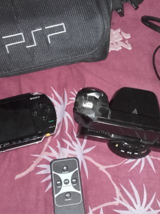 CONSOLE PSP AVEC SACOCHE, CHARGEUR COURANT, CHARGEUR SUR PIED ET TELECOMMANDE 