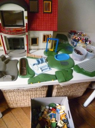 Maison playmobil avec 200 accessoires et figurines