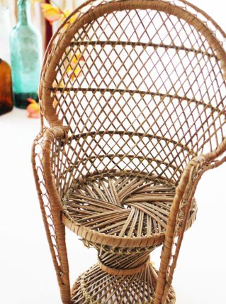Chaise Emmanuelle en osier miniature vintage 