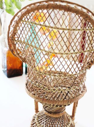 Chaise Emmanuelle en osier miniature vintage 