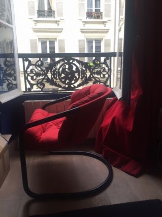 fauteuil design rouge et métal noir