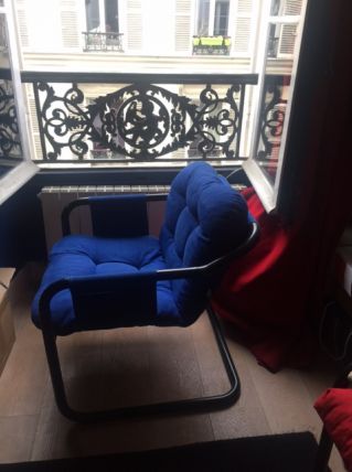 fauteuil design bleu klein et métal noir