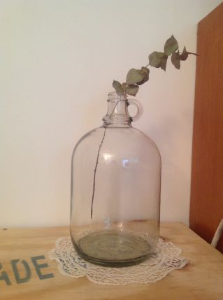 Bonbonne à anse vintage transparente 