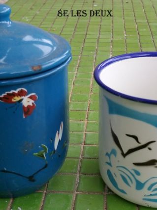 deux gobelets tole emaillées