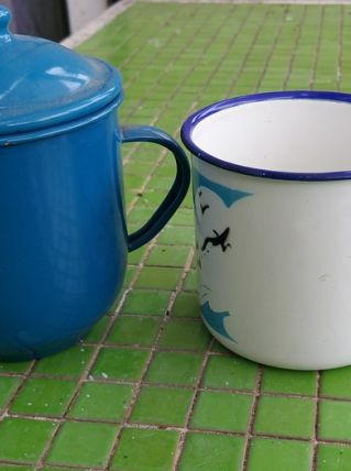 deux gobelets tole emaillées