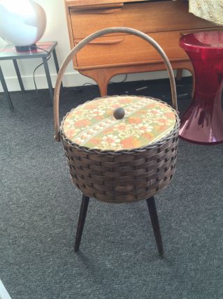 Travailleuse en rotin sur pieds