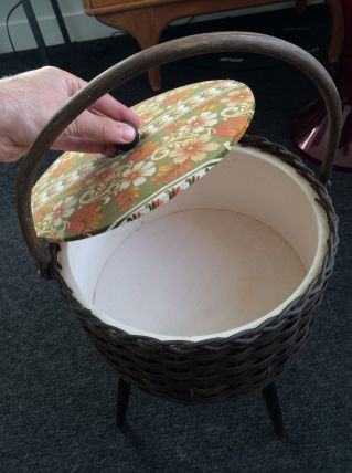 Travailleuse en rotin sur pieds