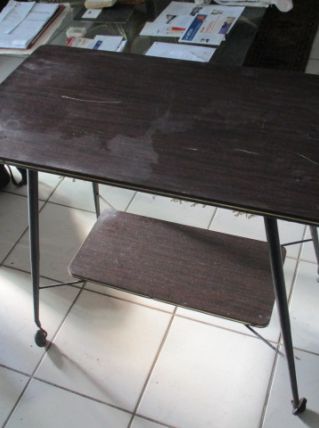 Table Télévision années 60 sur roulettes