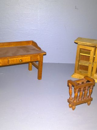 Ensemble de 4 petits meubles pour vitrine miniature