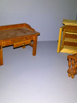 Ensemble de 4 petits meubles pour vitrine miniature