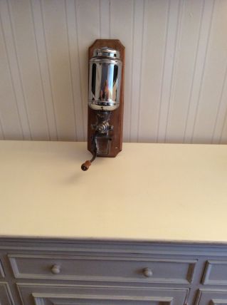 Moulin à café mural 