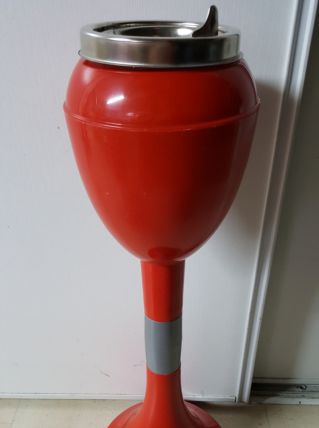 cendrier rouge pied tulipe