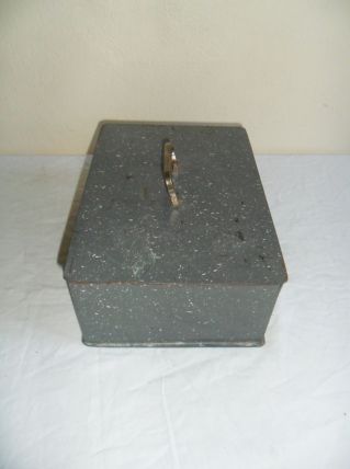 petit coffre en métal