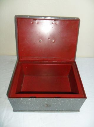 petit coffre en métal