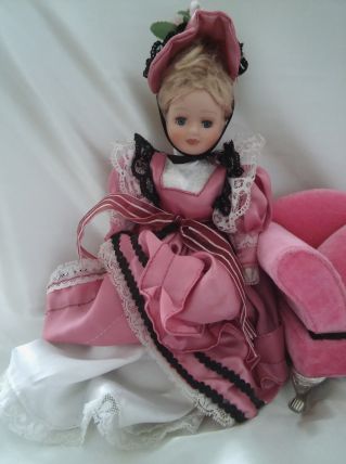 Poupée victorienne en porcelaine