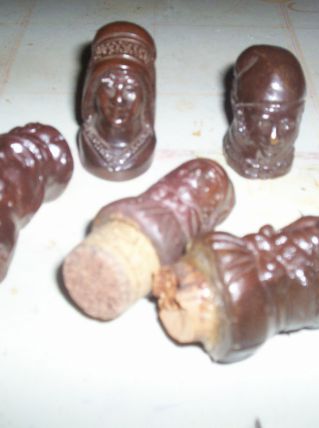 LOT 5 BOUCHONS DE BOUTEILLES ANCIENS EN TERRE CUITE 