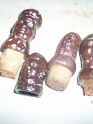 LOT 5 BOUCHONS DE BOUTEILLES ANCIENS EN TERRE CUITE 