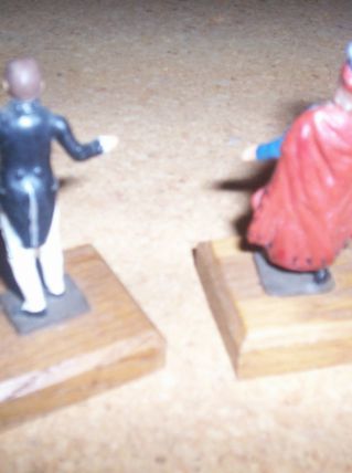 2 anciens personnages en plombs
