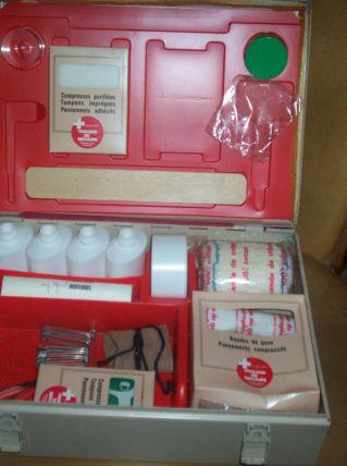 ancienne boite métal à pharmacie premier secours 