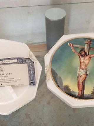 Assiette crucifixion