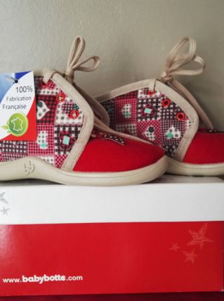 NEUVE CHAUSSONS BABYBOTTE 25