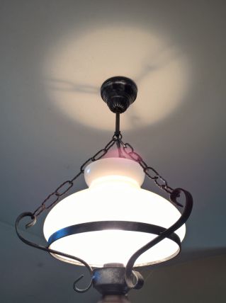 Suspension vintage, opaline blanche, fer forgé et bois massif