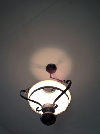 Suspension vintage, opaline blanche, fer forgé et bois massif