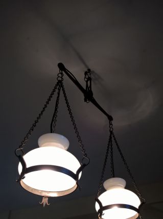 Suspension acier et opaline, balance de minotier